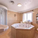 Majestic By The Heated Private Pool & Jacuzzi 빌라