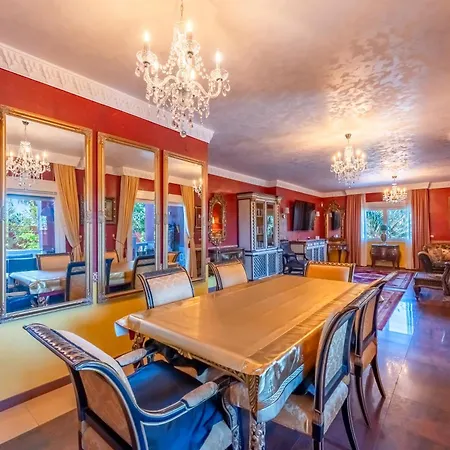 Majestic By The Heated Private Pool & Jacuzzi