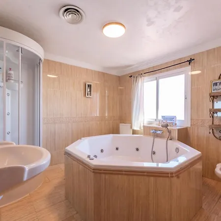 Majestic By The Heated Private Pool & Jacuzzi Villa
