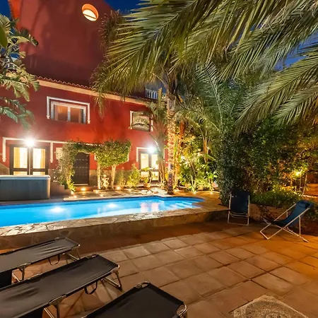 Majestic By The Heated Private Pool & Jacuzzi Villa