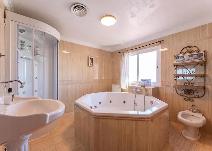 Majestic By The Heated Private Pool & Jacuzzi Villa