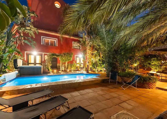 Majestic By The Heated Private Pool & Jacuzzi Villa